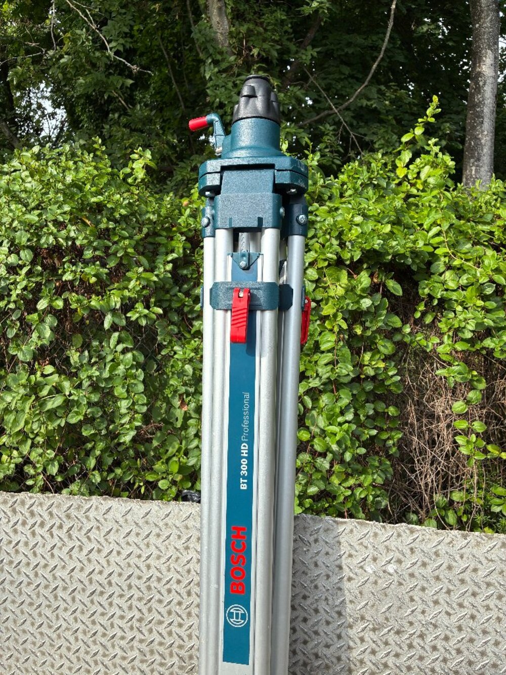 BOSCH BT300 HD 3601K91410 ALUMINUM HEAVY DUTY ELEVATOR QUICK CLAMP TRIPOD 110"